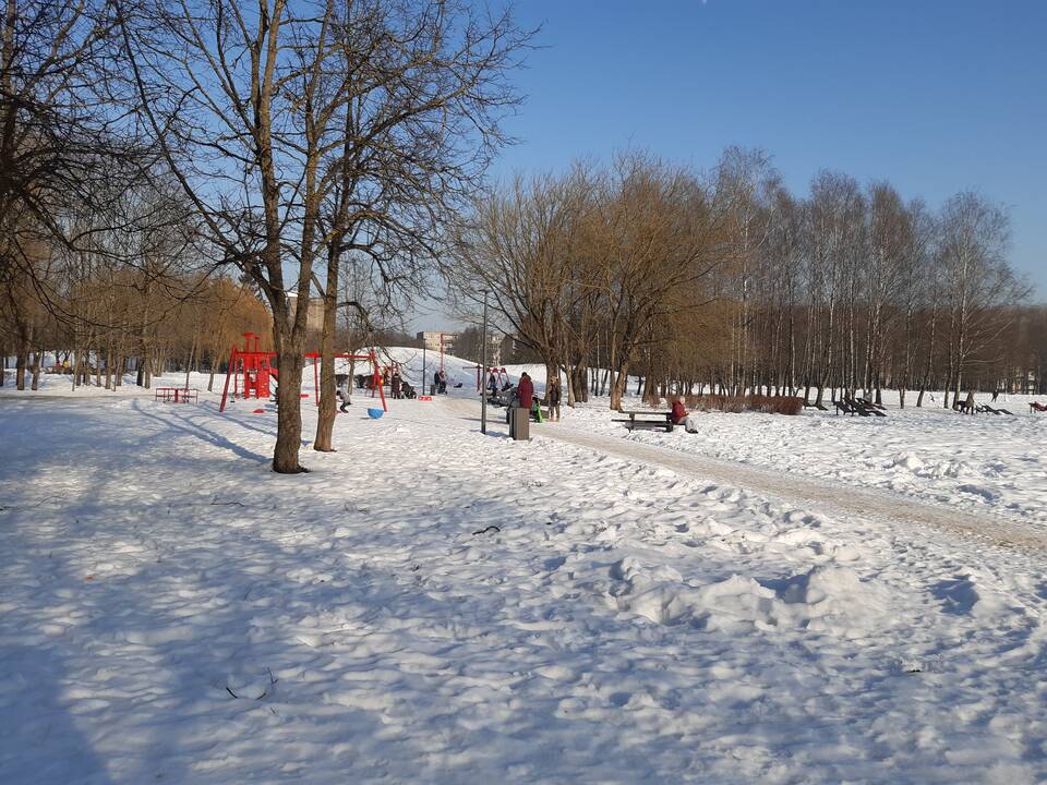 Saulėtos dienos išginė kauniečius į parkus
