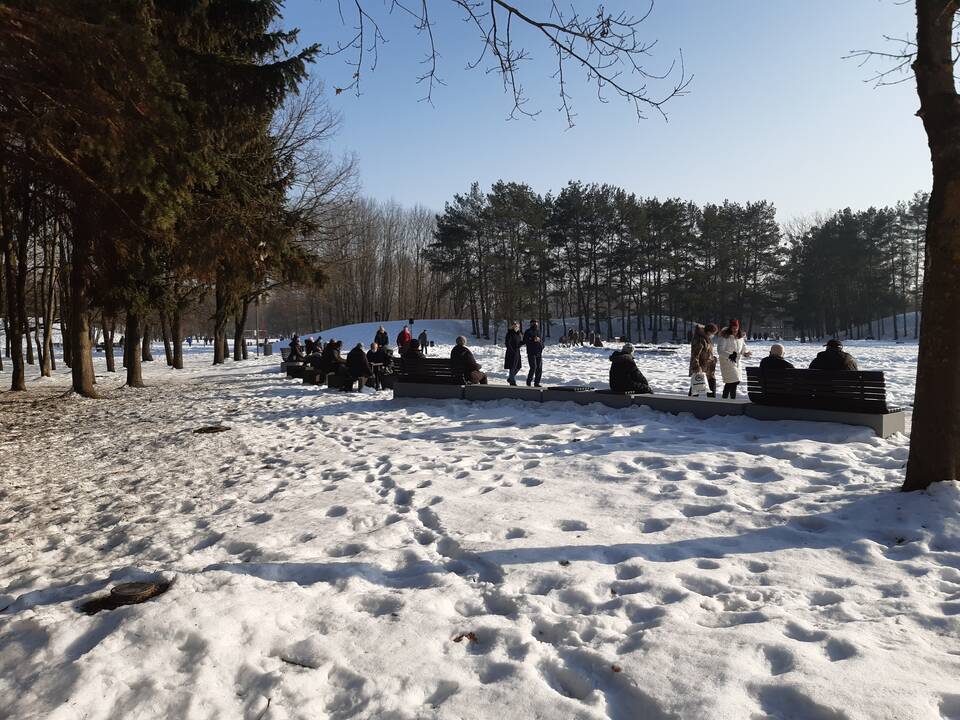 Saulėtos dienos išginė kauniečius į parkus