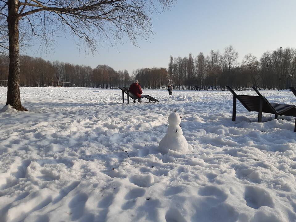 Saulėtos dienos išginė kauniečius į parkus
