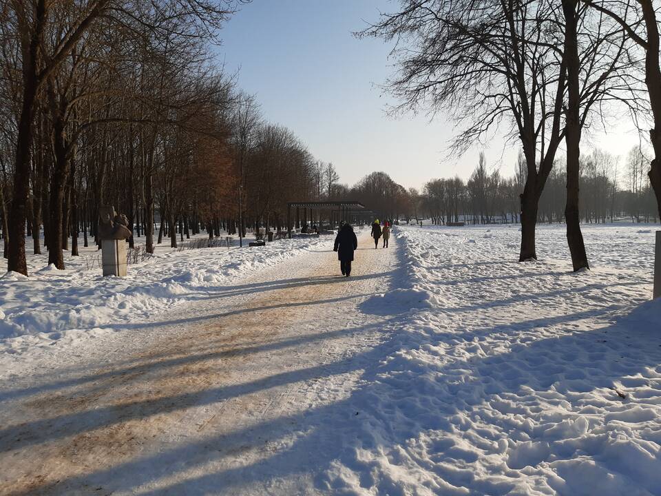 Saulėtos dienos išginė kauniečius į parkus