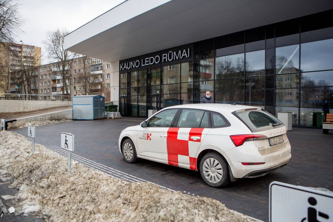 Darbą pradeda didžiausias vakcinavimo centras Lietuvoje – Kauno ledo rūmai