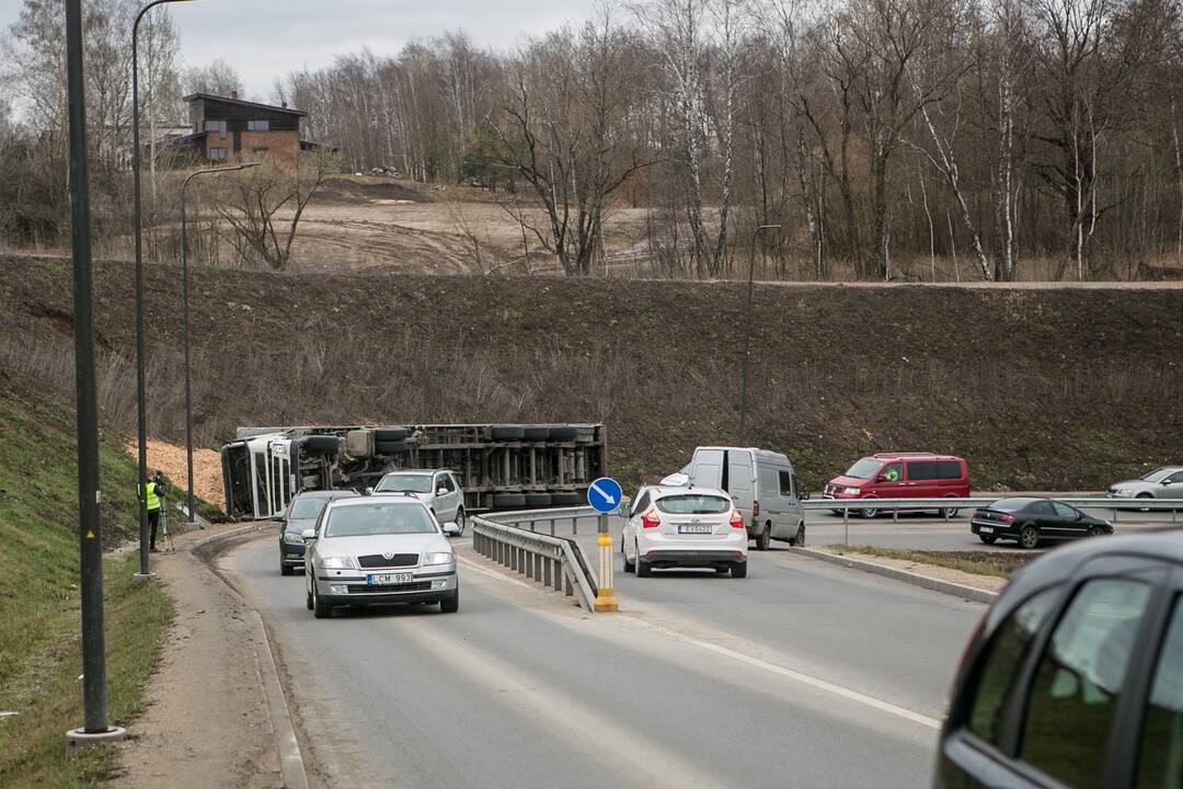 Ties Amalių pervaža apvirto vilkikas