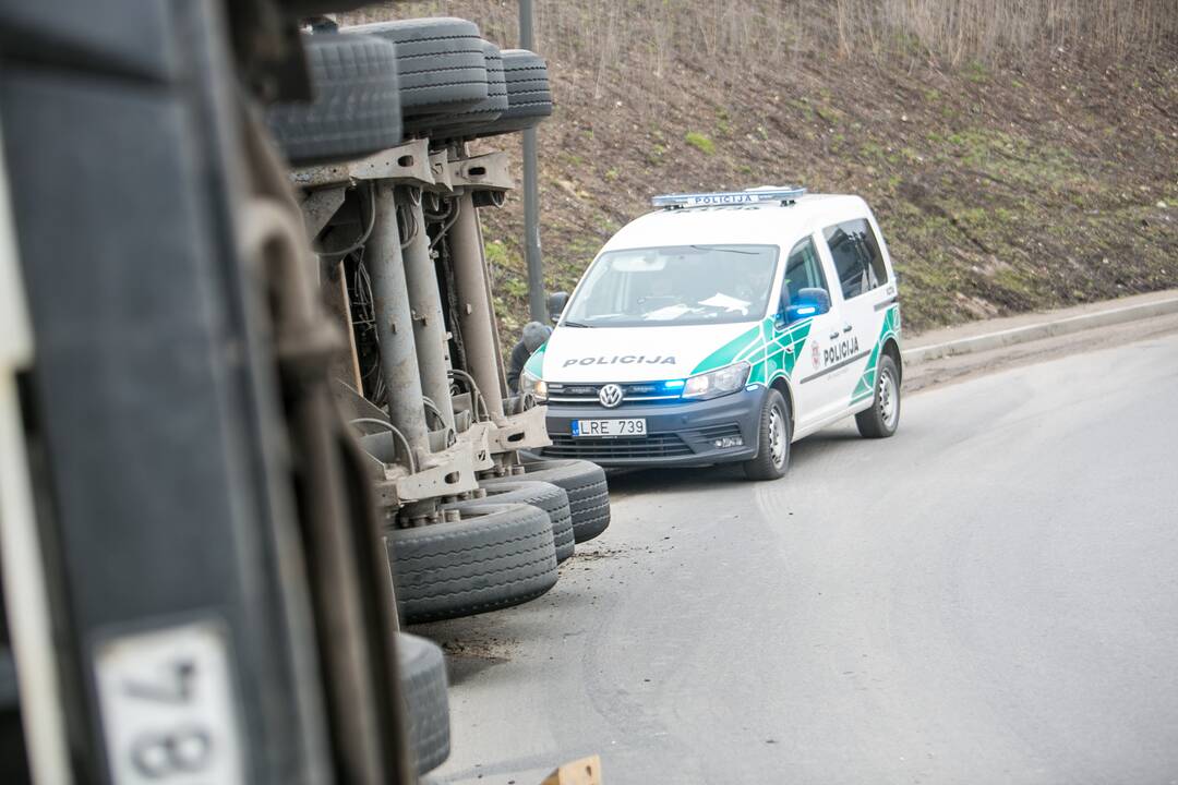 Ties Amalių pervaža apvirto vilkikas