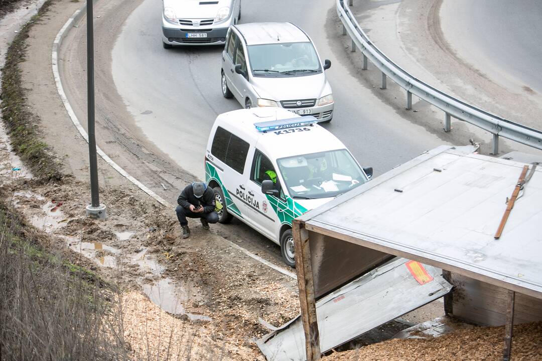 Ties Amalių pervaža apvirto vilkikas