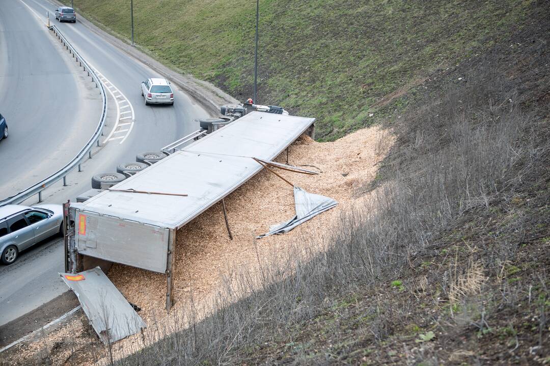 Ties Amalių pervaža apvirto vilkikas