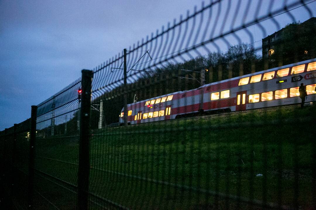 Petrašiūnuose po traukinio ratais žuvo jauna moteris