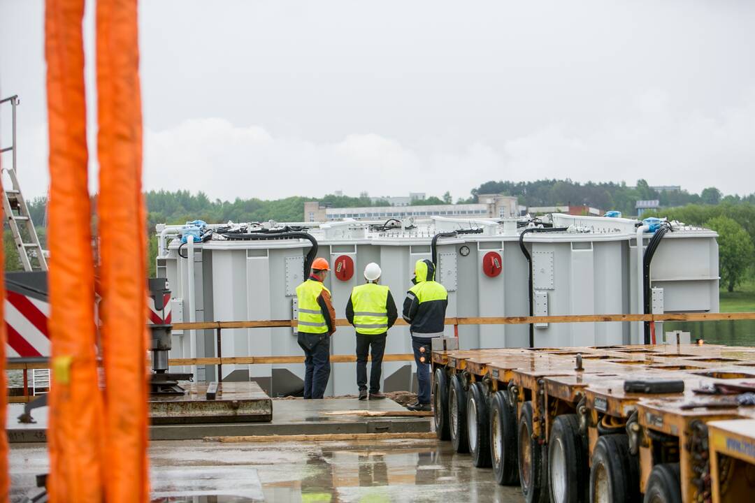 Kauną Nemunu pasiekė įspūdingas krovinys