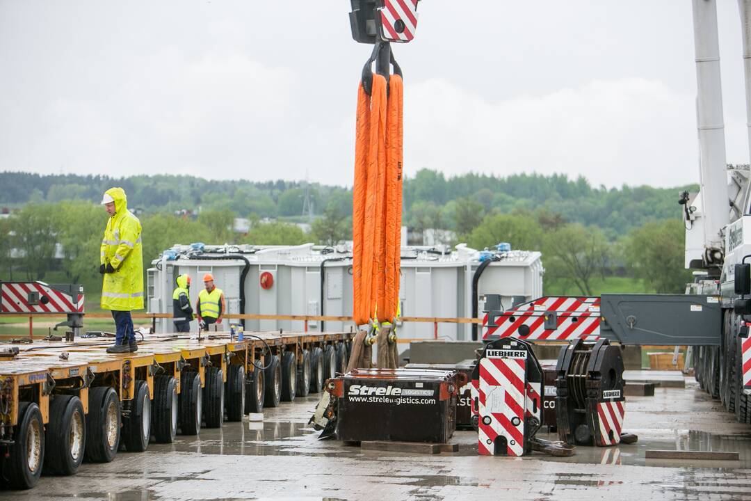 Kauną Nemunu pasiekė įspūdingas krovinys