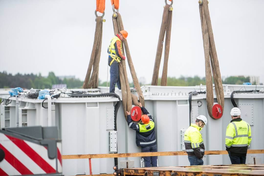 Kauną Nemunu pasiekė įspūdingas krovinys