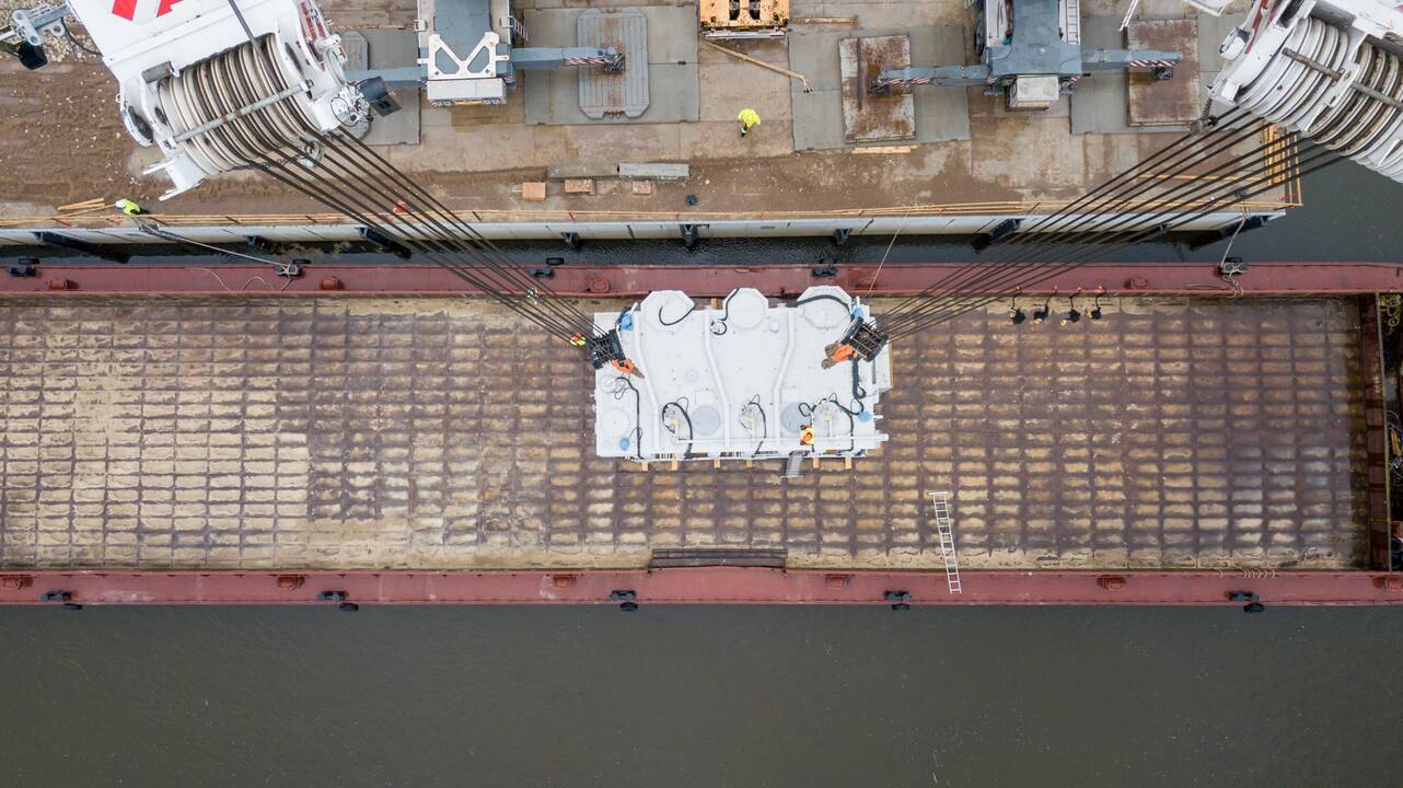 Kauną Nemunu pasiekė įspūdingas krovinys