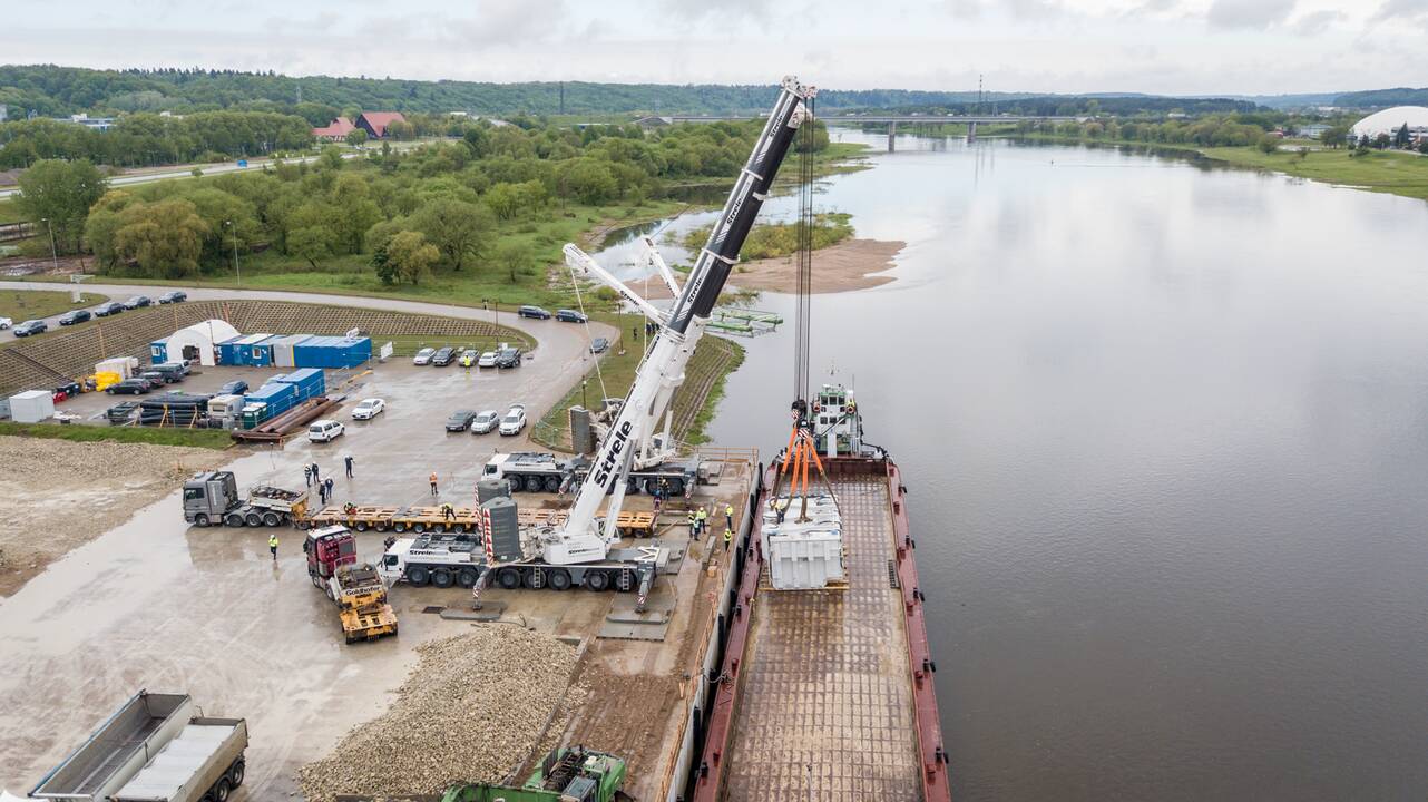Kauną Nemunu pasiekė įspūdingas krovinys