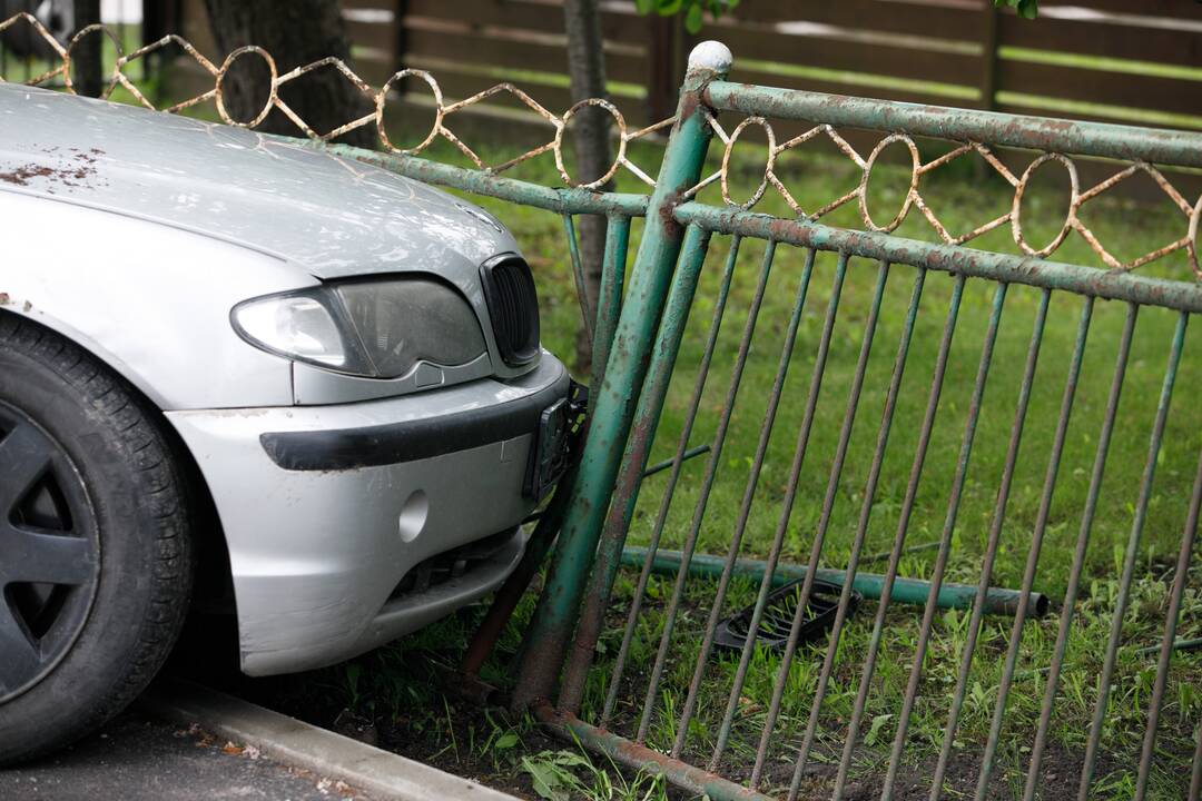 Avariją sukėlęs girtas vairuotojas spruko iš įvykio vietos, bet jo kelionę sustabdė smūgis į tvorą