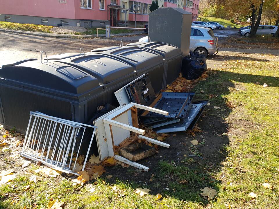 Kauniečiai ne vietoje palieka šiukšles ir juodų maišų kalnus