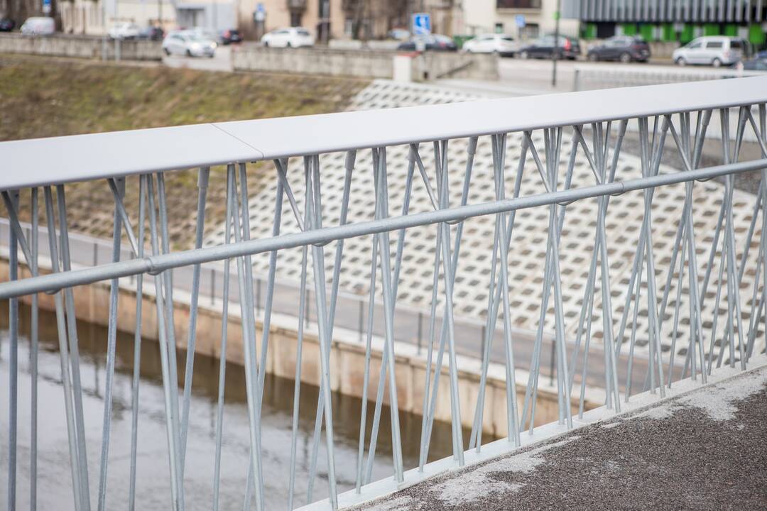 Statybos: savivaldybės atstovų teigimu, naujasis tiltas šiuo metu veda tiesiai į statybų aikštelę, todėl jį atverti nesaugu.