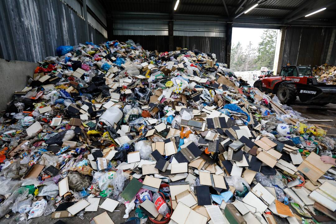 Senovinės LSMU bibliotekos knygos – šiukšlyne