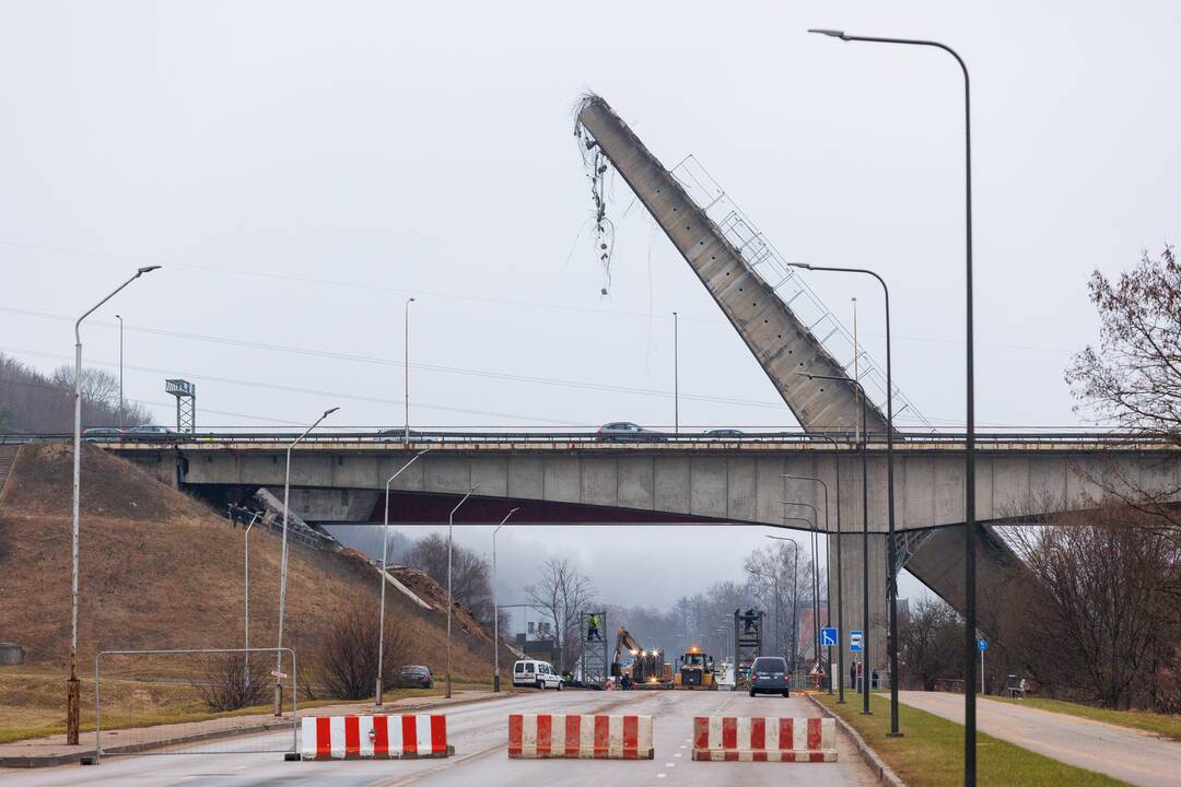 Kaune lūžusi tilto konstrukcija trenkėsi į žemę