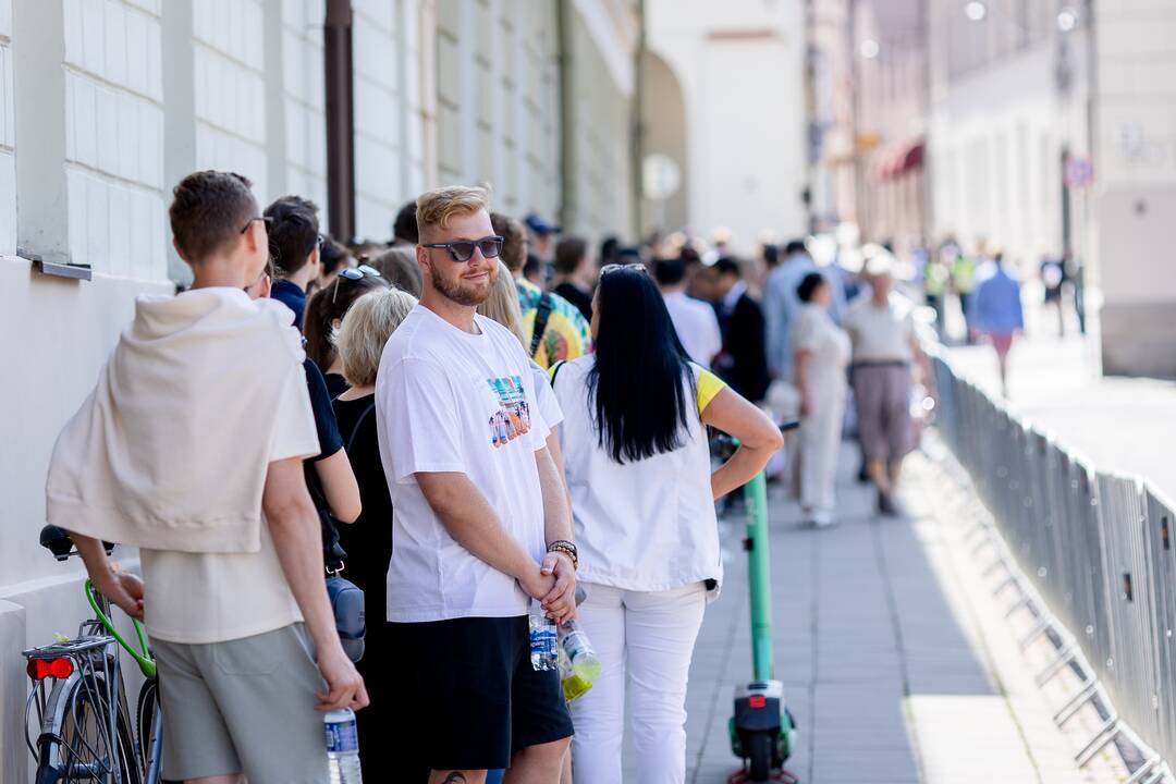Žmonės renkasi prie Vilniaus universiteto laukdami J. Bideno kalbos
