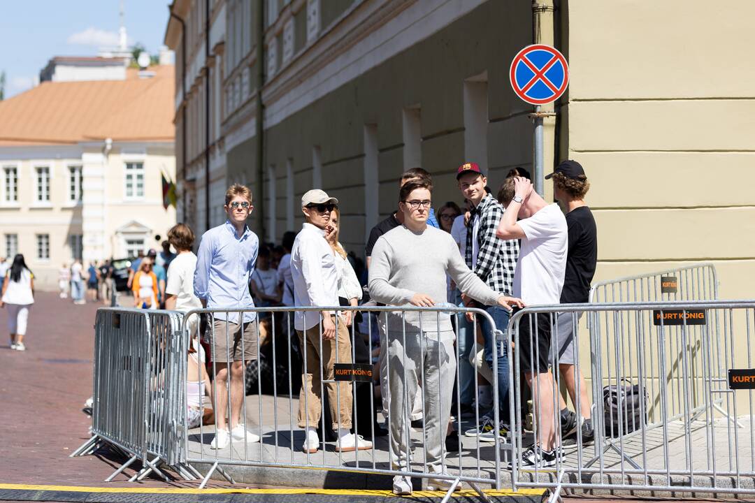 Žmonės renkasi prie Vilniaus universiteto laukdami J. Bideno kalbos