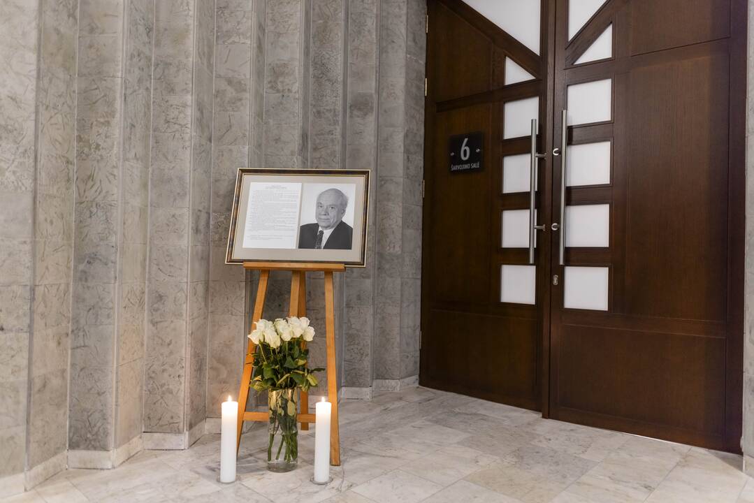 Atsisveikinimas su signataru B. Genzeliu