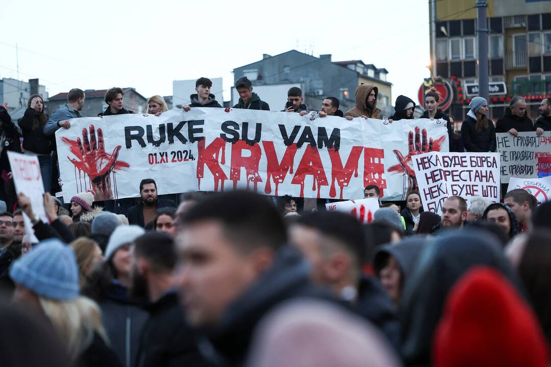 Protestai Serbijoje nesiliauja: tūkstančiai reikalauja atsakomybės dėl tragedijos stotyje