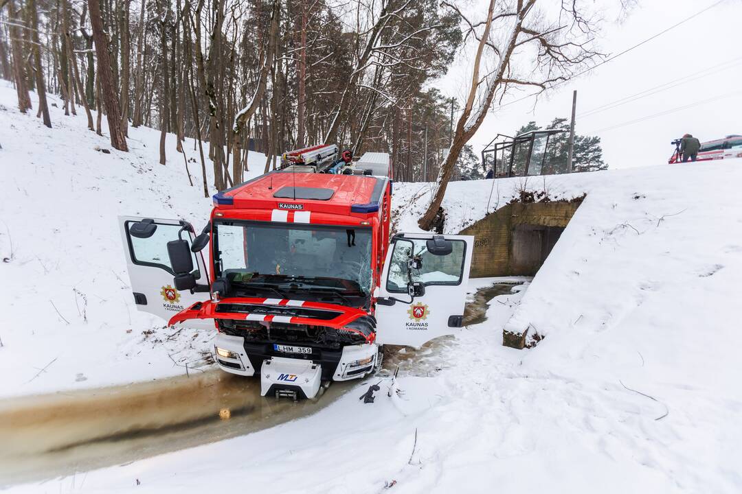 Į gaisrą skubėję ugniagesiai Panemunėje rėžėsi į stotelę