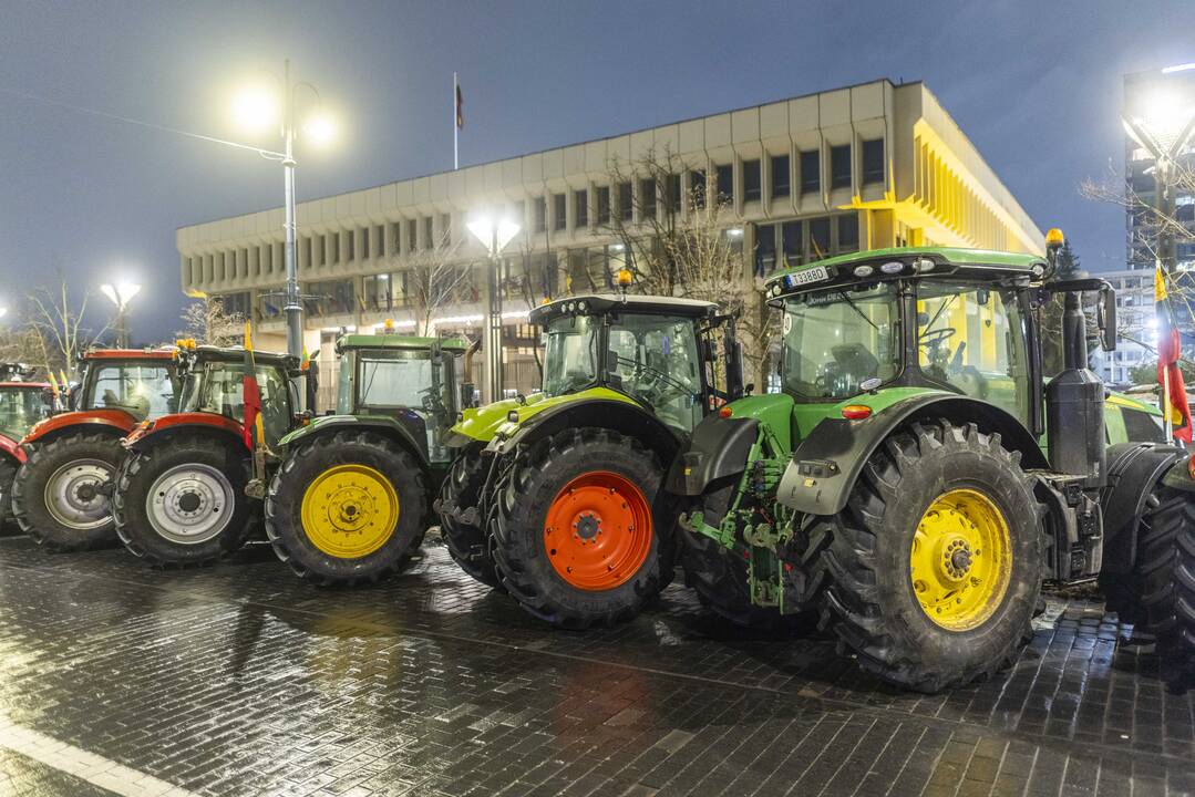 Ūkininkų protesto išvakarės: Gedimino pr. išrikiuota žemės ūkio technika