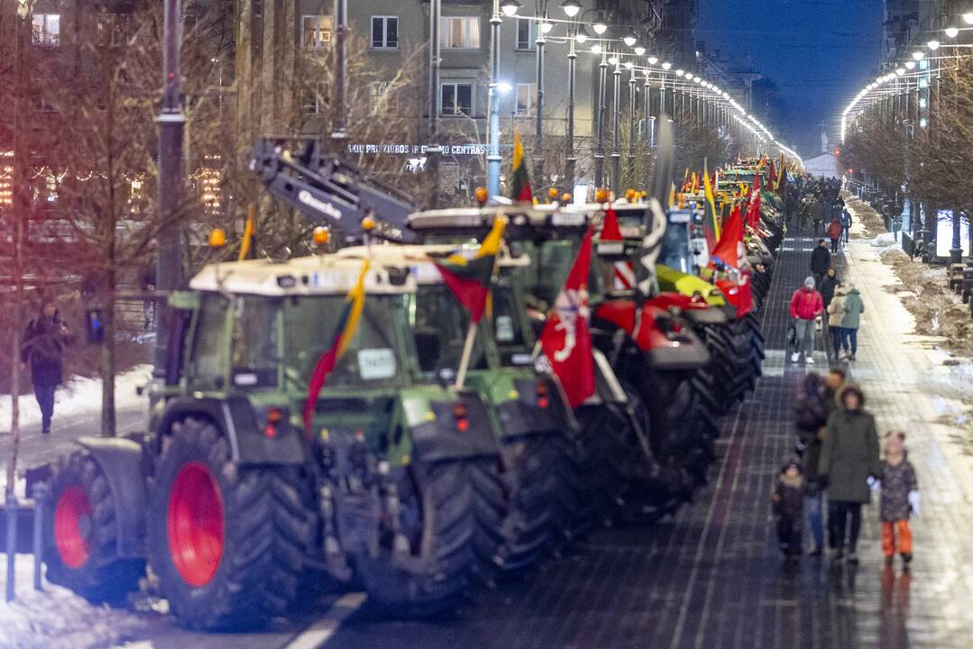 Ūkininkų protesto išvakarės: Gedimino pr. išrikiuota žemės ūkio technika