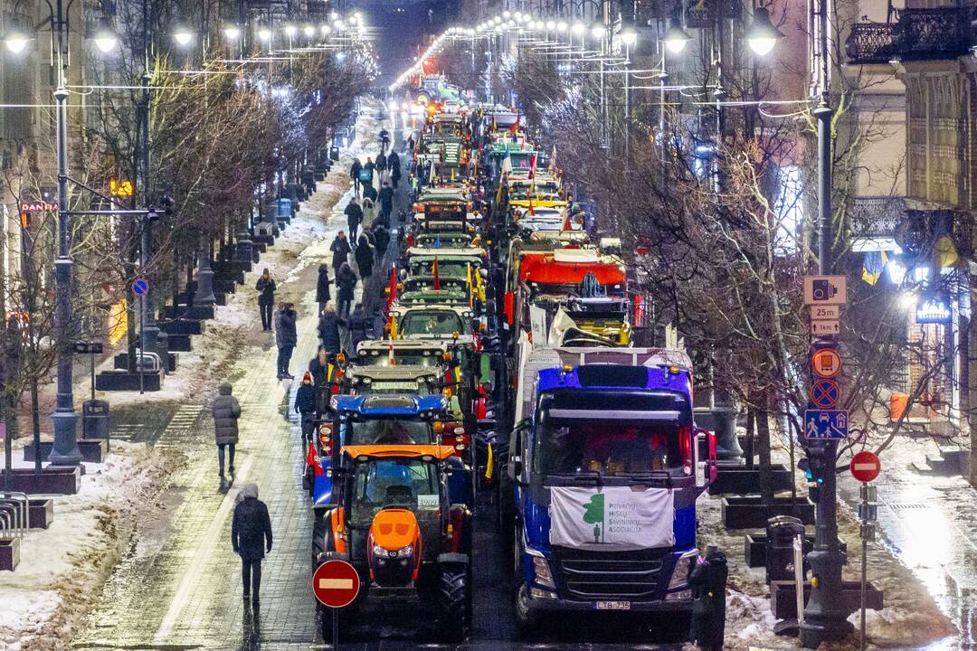 Ūkininkų protesto išvakarės: Gedimino pr. išrikiuota žemės ūkio technika