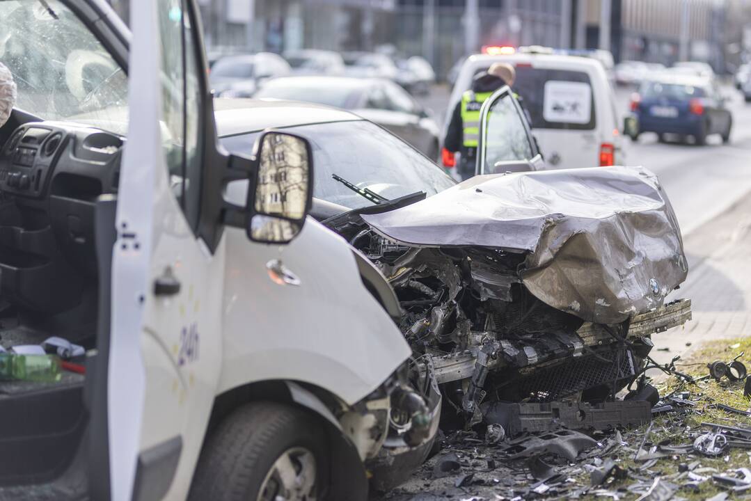 BMW ir „Venipak“ mikroautobuso avarija Vilniuje