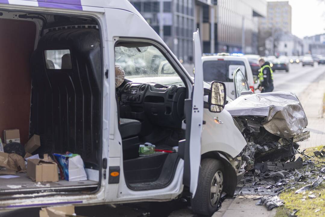 BMW ir „Venipak“ mikroautobuso avarija Vilniuje