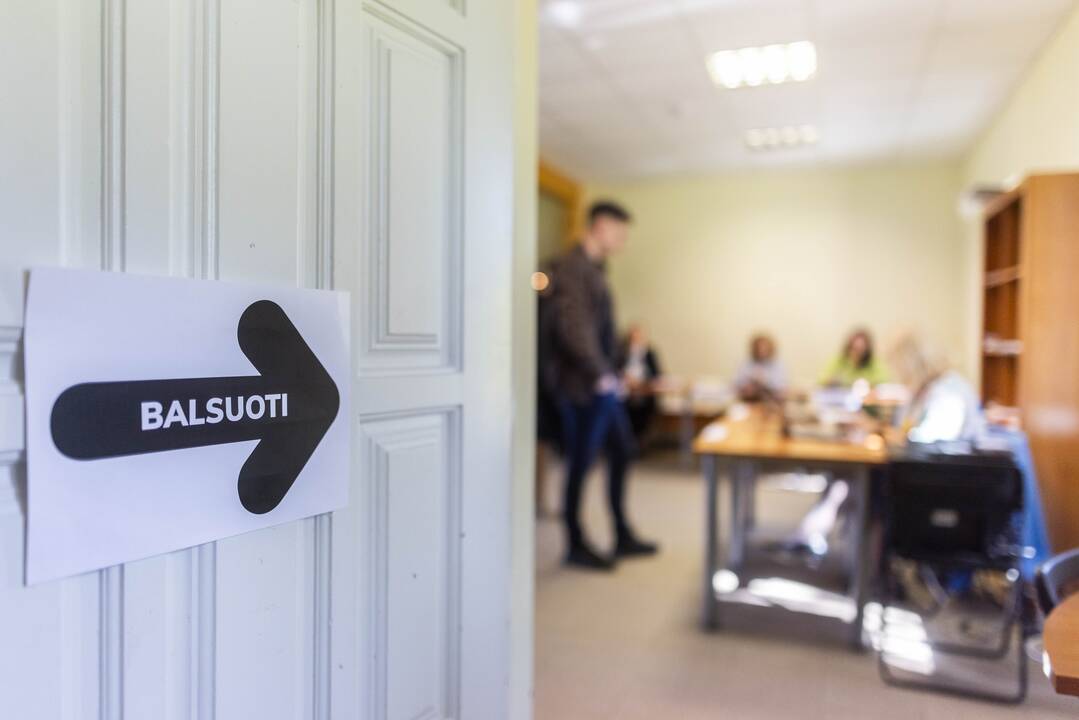 Lietuva renka prezidentą ir sprendžia dėl dvigubos pilietybės
