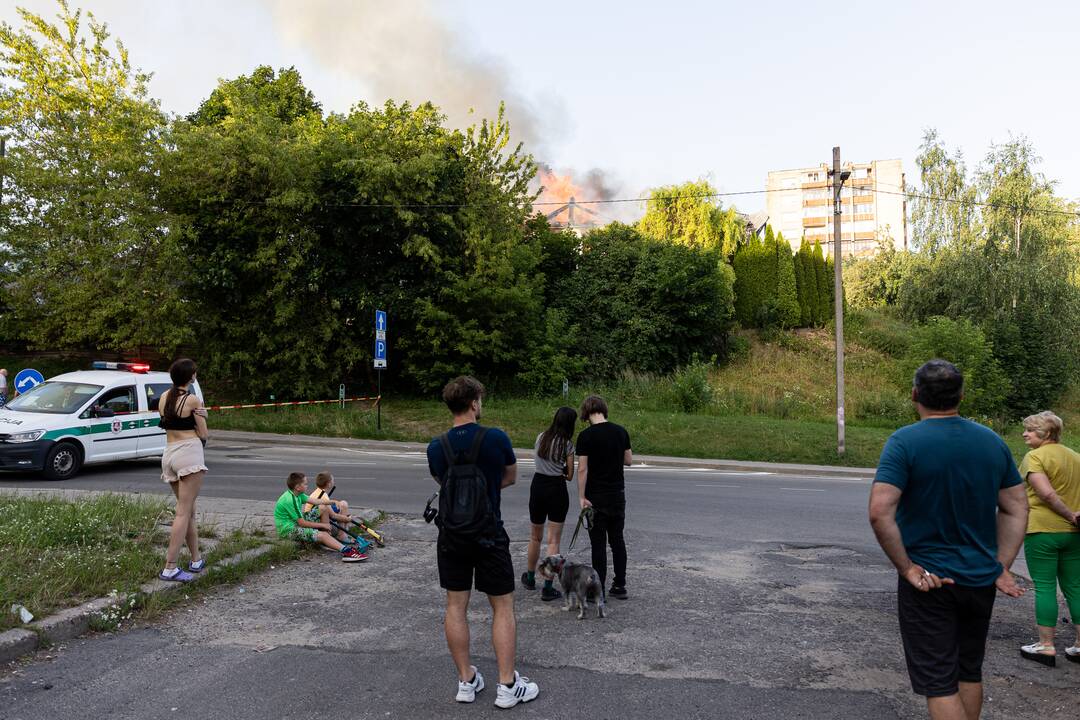 Vilniuje, Naujininkų rajone, užsiliepsnojo namas