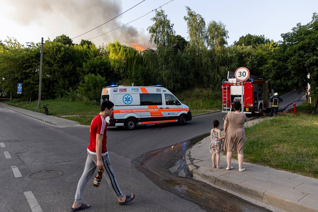 Vilniuje, Naujininkų rajone, užsiliepsnojo namas