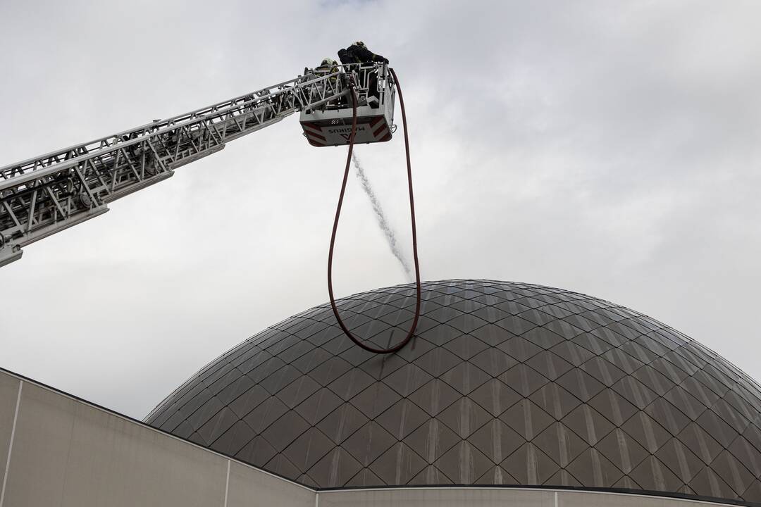 Vilniuje užsiliepsnojo planetariumo stogas