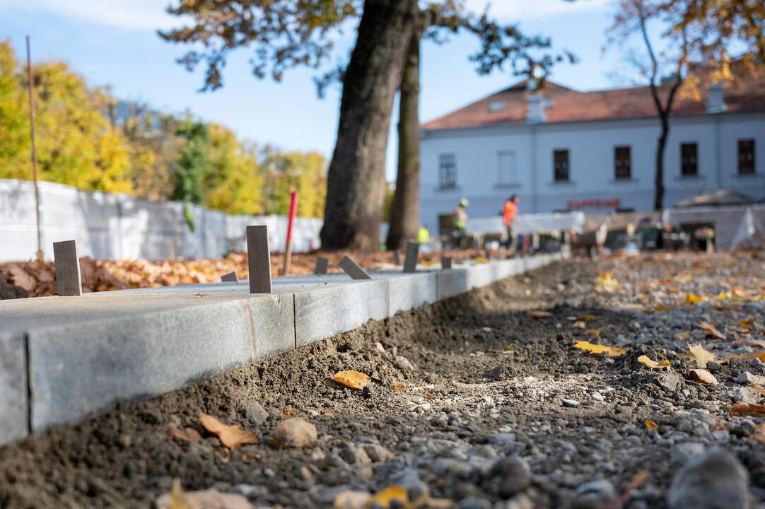 Užstrigo: Miesto sodeliui skirtas granitas keliavo ilgiau, nei planuota.