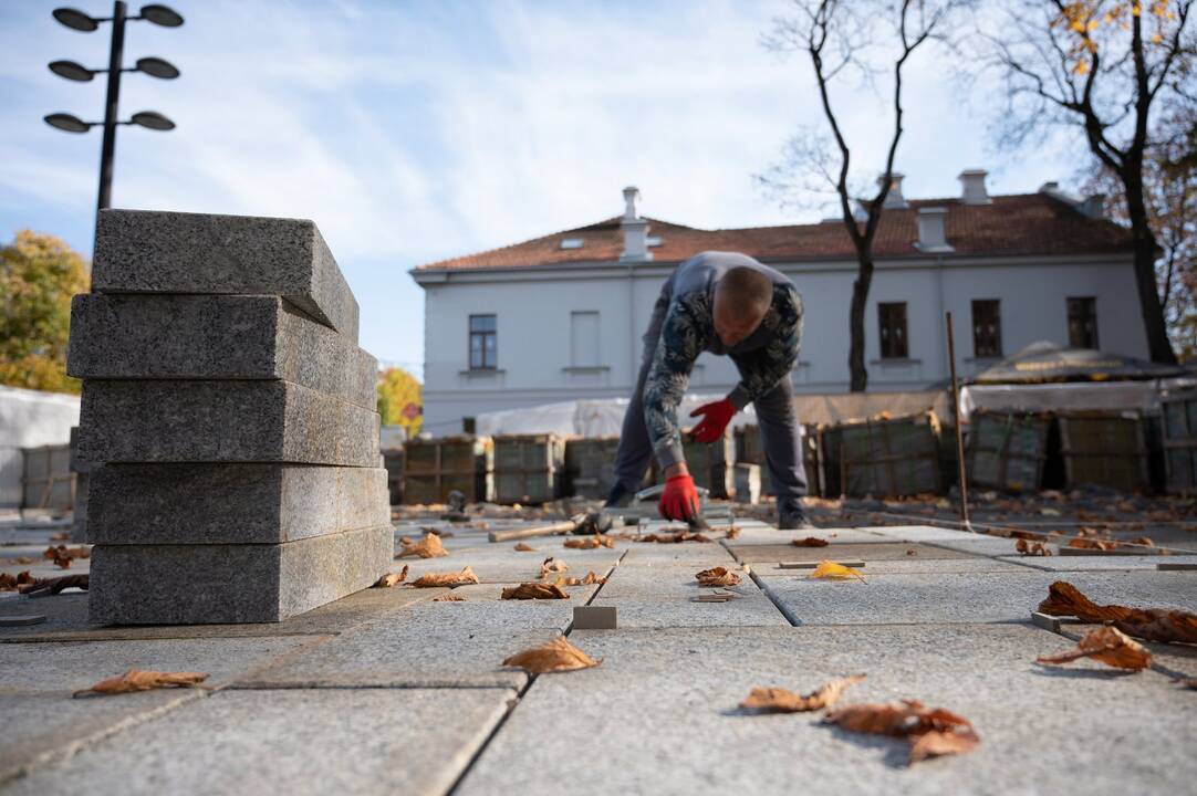 Užstrigo: Miesto sodeliui skirtas granitas keliavo ilgiau, nei planuota.