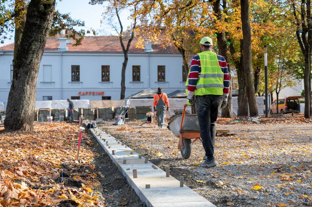 Užstrigo: Miesto sodeliui skirtas granitas keliavo ilgiau, nei planuota.