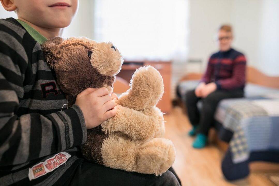 Laikiniems vaikų globėjams teks priimti ir vieną iš tėvų?