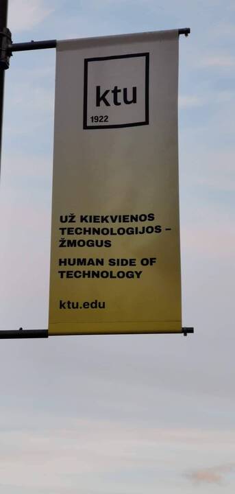 Būdas: festivalio įranga tvirtinta net ir prie jaunų medelių, juos žalojant.