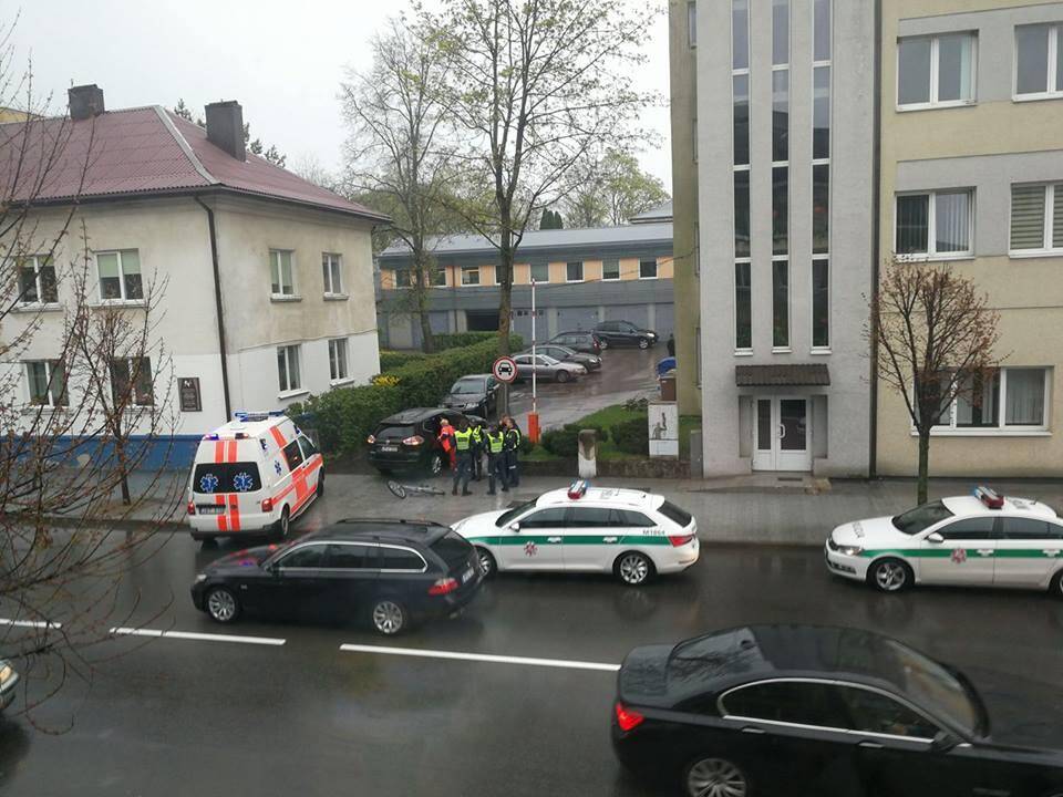 Marijampolėje „Nissan“ ir dviratį vairavusio mažamečio susidūrimas baugėsi liūdnai