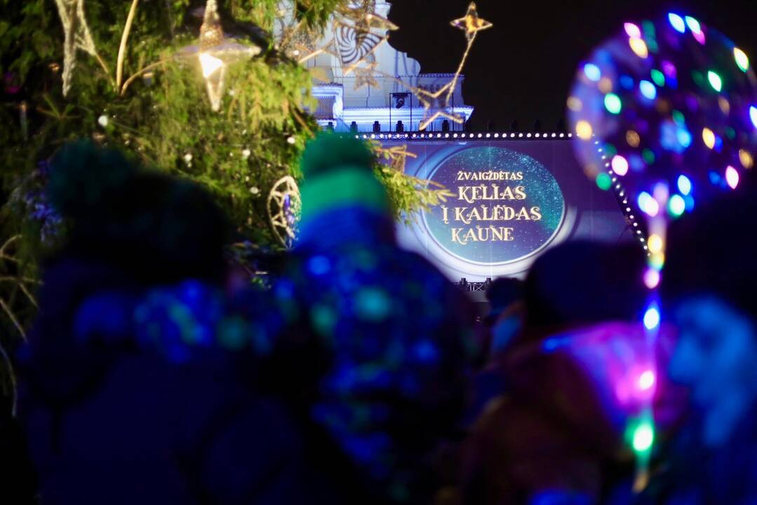 Į Kauno kalėdinės eglės įžiebimą susirinko tūkstantinė minia