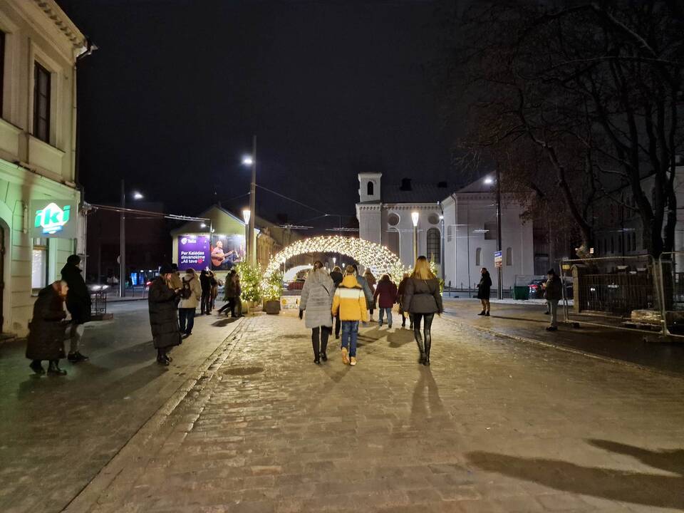 Į Kauno kalėdinės eglės įžiebimą susirinko tūkstantinė minia