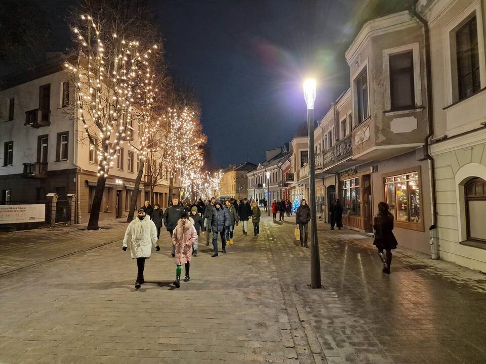 Į Kauno kalėdinės eglės įžiebimą susirinko tūkstantinė minia