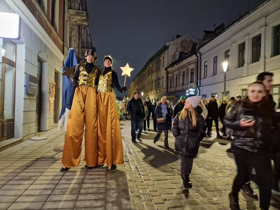 Į Kauno kalėdinės eglės įžiebimą susirinko tūkstantinė minia