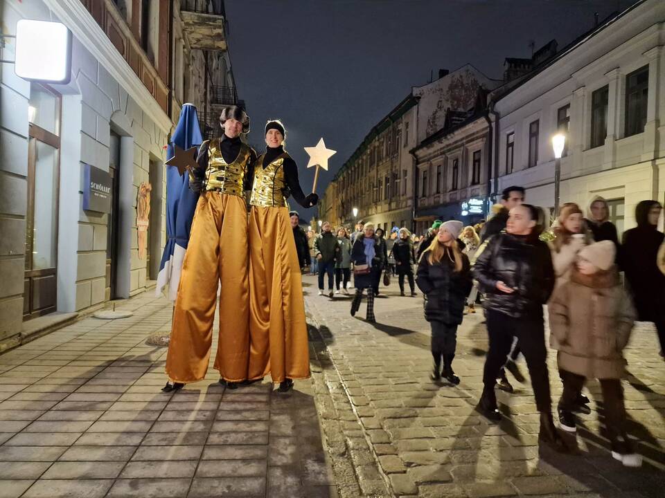 Į Kauno kalėdinės eglės įžiebimą susirinko tūkstantinė minia