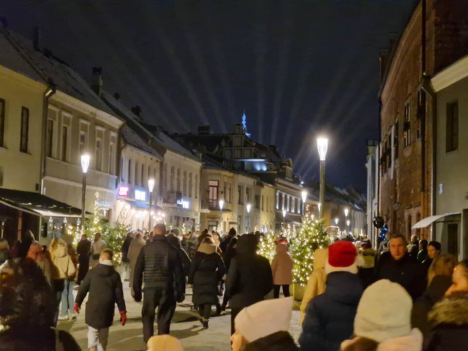 Į Kauno kalėdinės eglės įžiebimą susirinko tūkstantinė minia