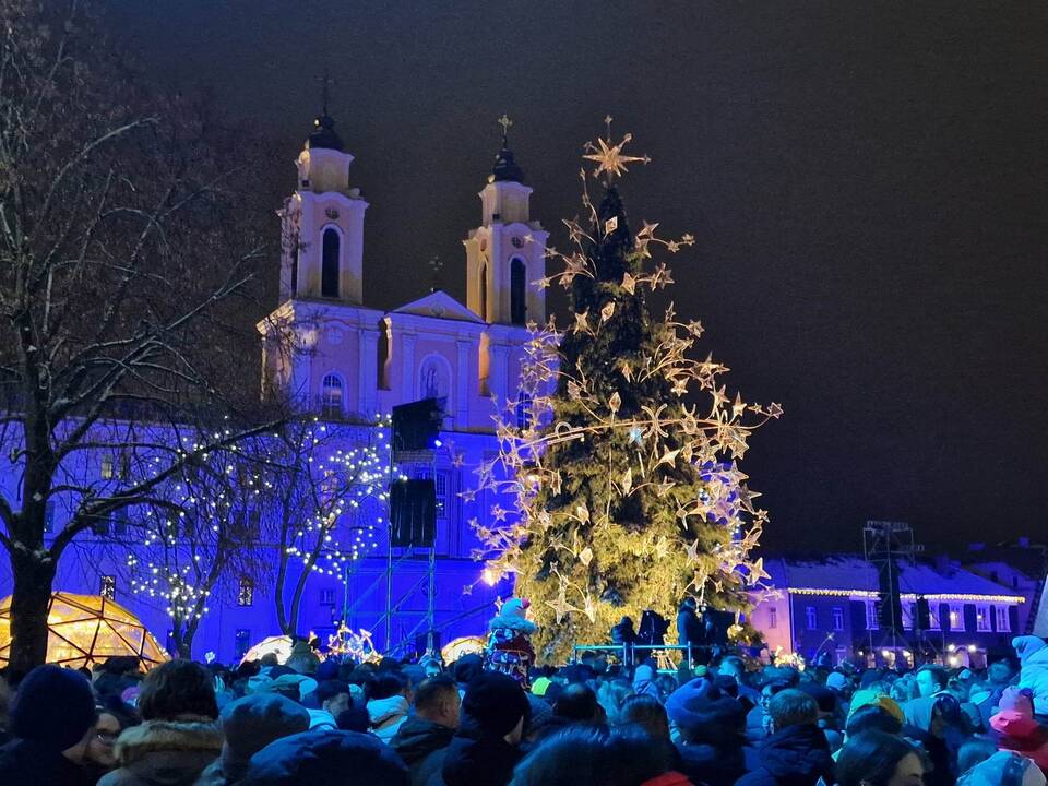 Į Kauno kalėdinės eglės įžiebimą susirinko tūkstantinė minia