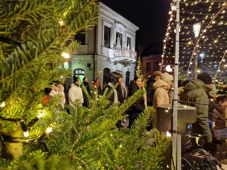 Į Kauno kalėdinės eglės įžiebimą susirinko tūkstantinė minia
