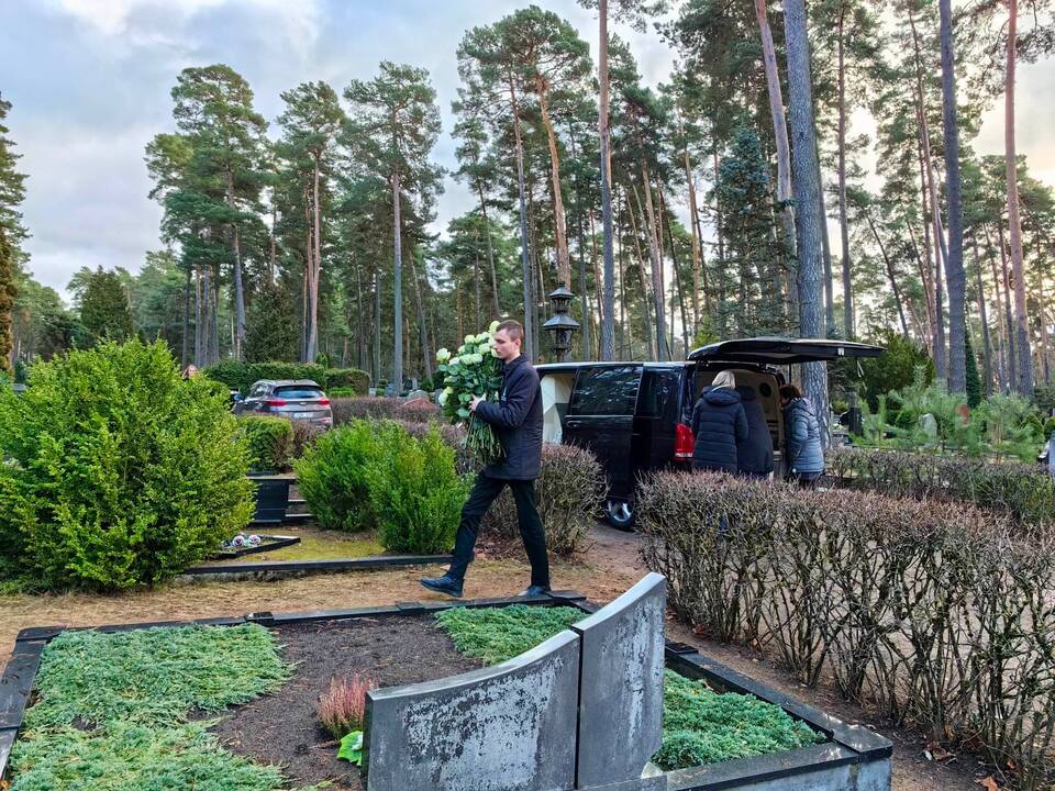 A. Jagelavičiūtės laidotuvės Karmėlavos kapinėse