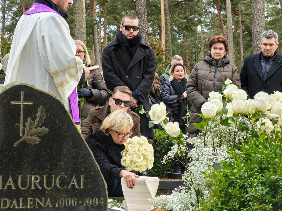 A. Jagelavičiūtės laidotuvės Karmėlavos kapinėse